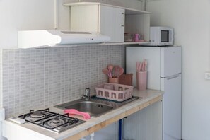 Réfrigérateur, micro-ondes, plaque de cuisson, cafetière/bouilloire
