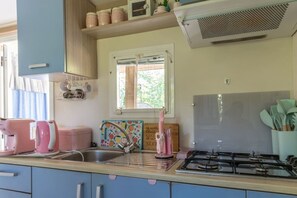 Frigorífic, forn, placa de cuina i cafetera i tetera