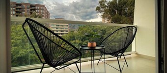 Luxurious atmosphere in an exclusive area, everything very close.