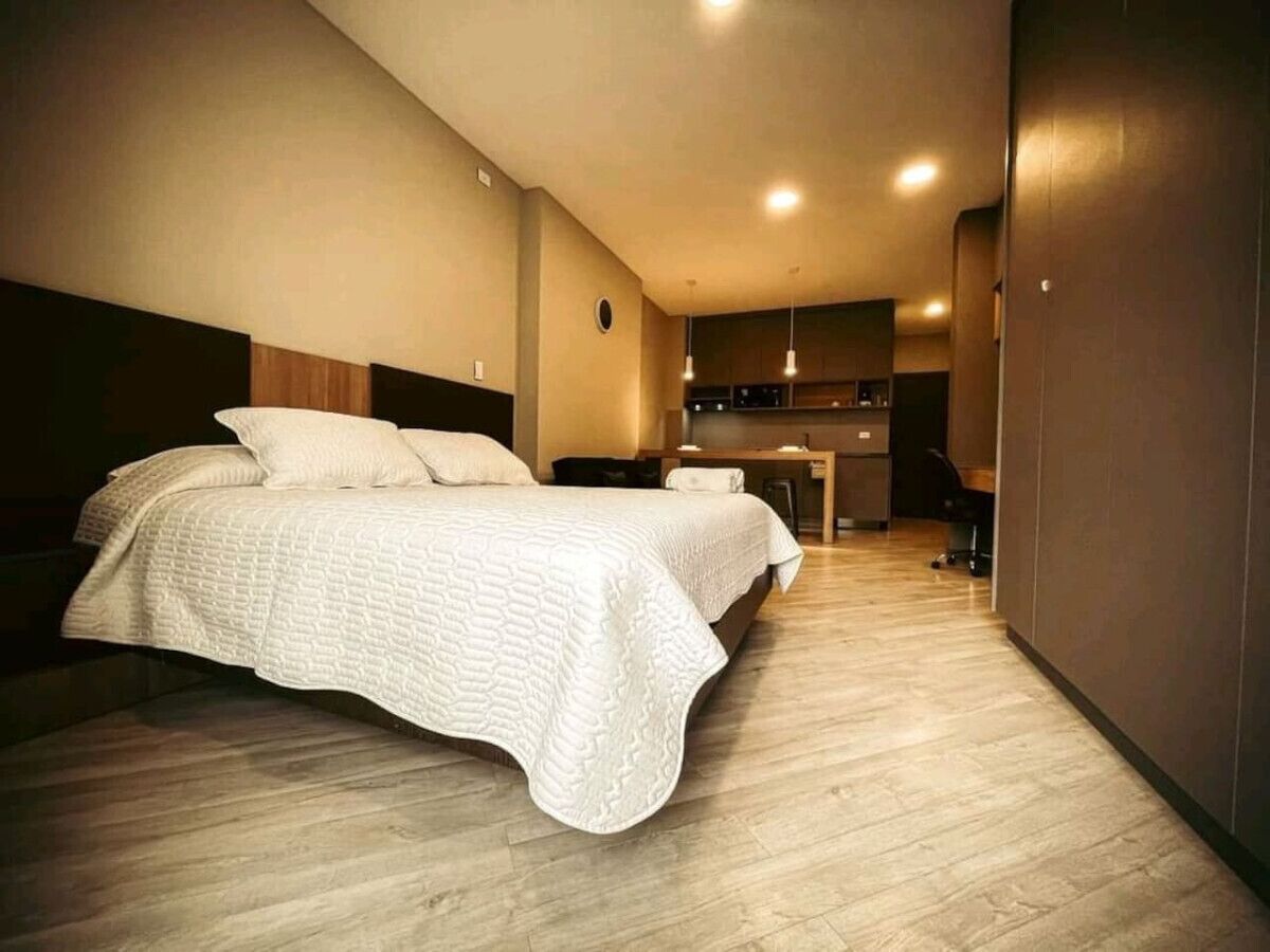 1 dormitorio, escritorio, tabla de planchar con plancha y cuna de viaje