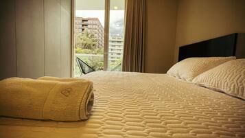 1 slaapkamer, een bureau, een strijkplank/strijkijzer, reisbedje