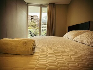1 habitación, escritorio, tabla de planchar con plancha y cuna de viaje 