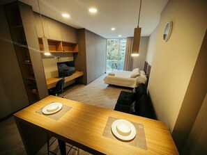 1 chambre, bureau, fer et planche à repasser, lit parapluie