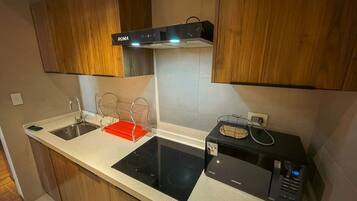 Fridge, microwave, dishwasher, cookware/dishes/utensils