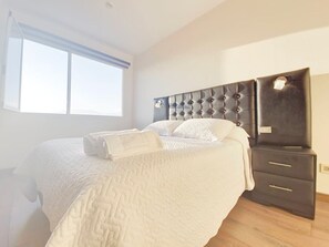 1 quarto, escrivaninha, ferros/tábuas de passar roupa, berço de viagem