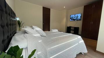 1 Schlafzimmer, Schreibtisch, Bügeleisen/Bügelbrett, Reisekinderbett