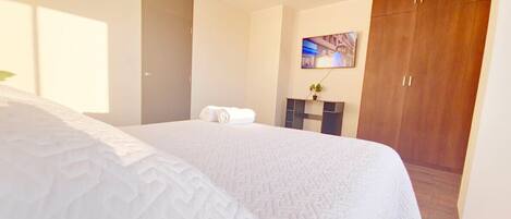 1 chambre, bureau, fer et planche à repasser, lit de bébé portatif