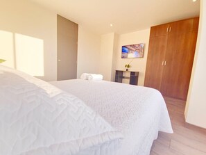 1 soverom, skrivebord, strykejern/-brett og reiseseng for barn