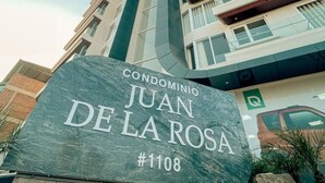 A condominium sign for 'JUAN DE LA ROSA' with the number #1108. - Large and spacious apartment, well equipped and located (Cochabamba)
