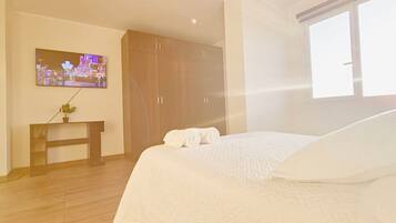 1 dormitorio, escritorio, tabla de planchar con plancha y cuna de viaje