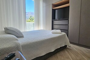 2 quartos, escrivaninha, ferros/tábuas de passar roupa, berço de viagem