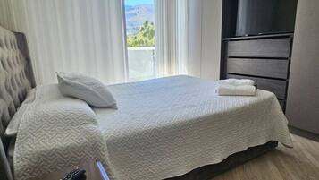 2 dormitorios, escritorio, tabla de planchar con plancha y cuna de viaje