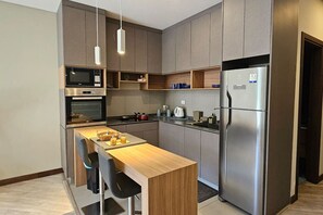 Frigorífico, microondas, horno y cafetera o tetera