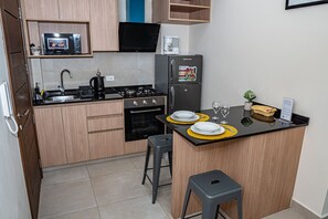 Réfrigérateur, micro-ondes, plaque de cuisson, lave-vaisselle