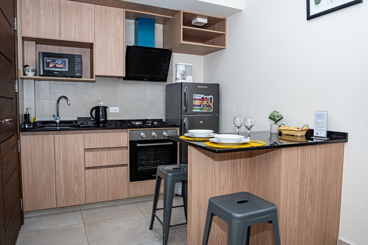 Kühlschrank, Mikrowelle, Herdplatte, Geschirrspüler