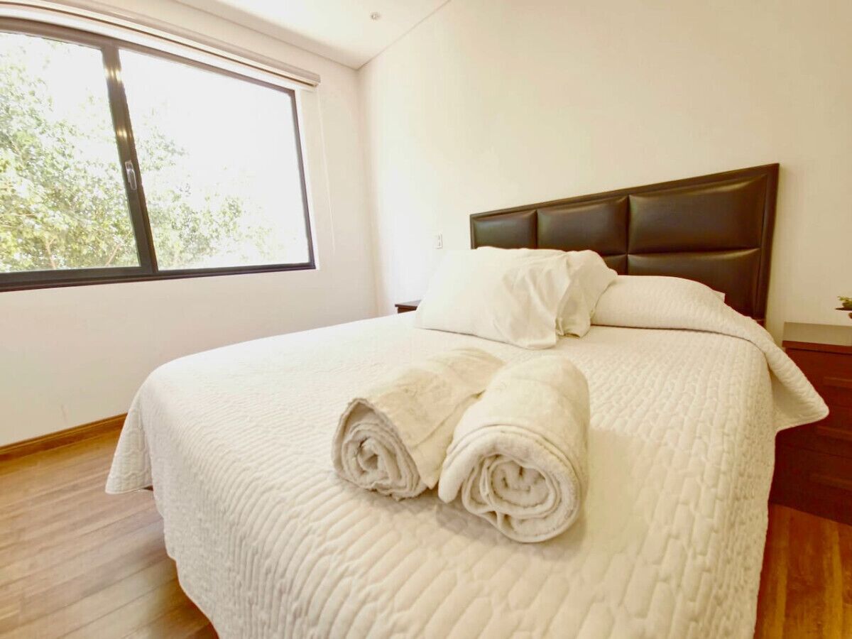 1 habitación, escritorio, tabla de planchar con plancha y wifi 