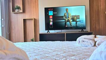 1 dormitorio, escritorio, tabla de planchar con plancha y wifi