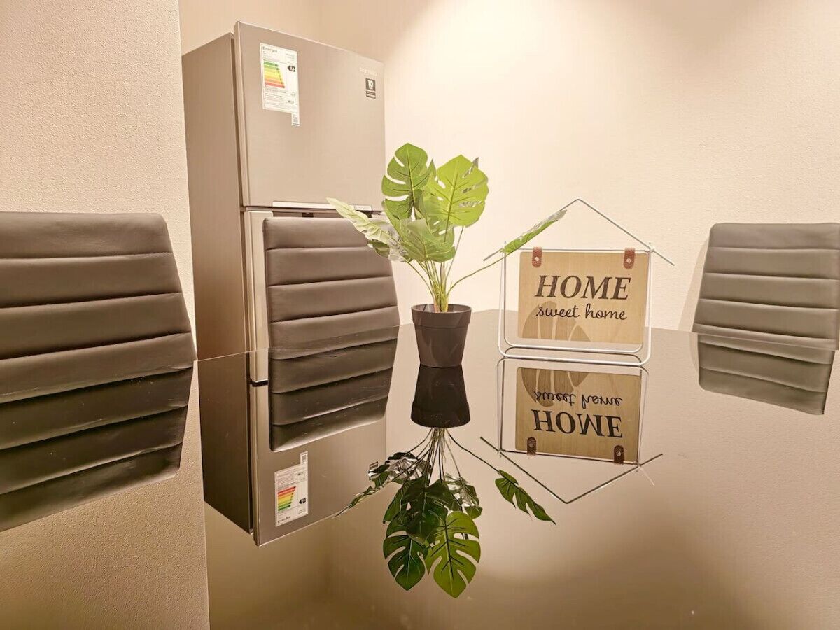 Eine Wand-Klimaanlage mit einem Blumentopf in der Mitte.