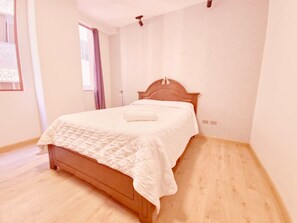 1 habitación, tabla de planchar con plancha y wifi 