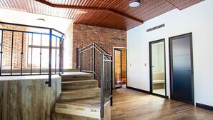 Ein modernes Interieur mit einer Holztreppe, einer Sauna und einem Wellnessbereich.