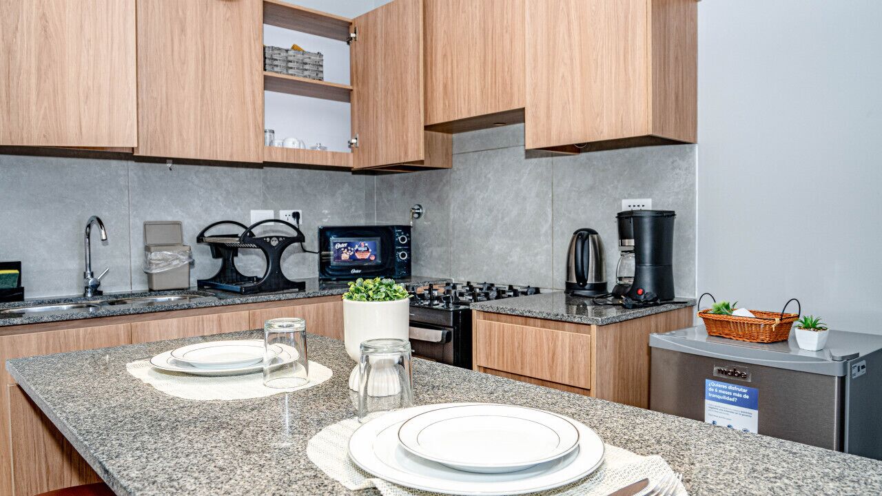 Een koelkast, een magnetron, een oven, een kookplaat