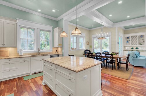 POOL, ROOF DECK, ELEVATOR, 5 MIN TO THE SURF!!!