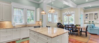 POOL, ROOF DECK, ELEVATOR, 5 MIN TO THE SURF!!!