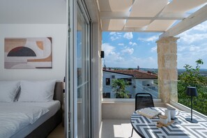 4 chambres, coffres-forts dans les chambres, fer et planche à repasser