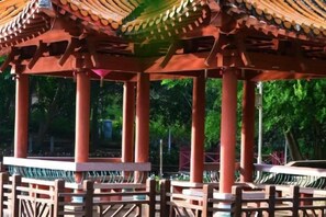 Un padiglione tradizionale con tetto in tegole e colonne in legno.