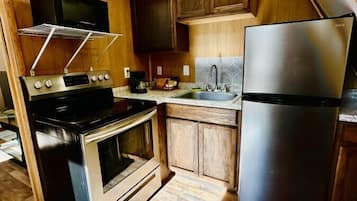 Kühlschrank, Mikrowelle, Herdplatte, Wasserkocher mit Kaffee-/Teezubehör
