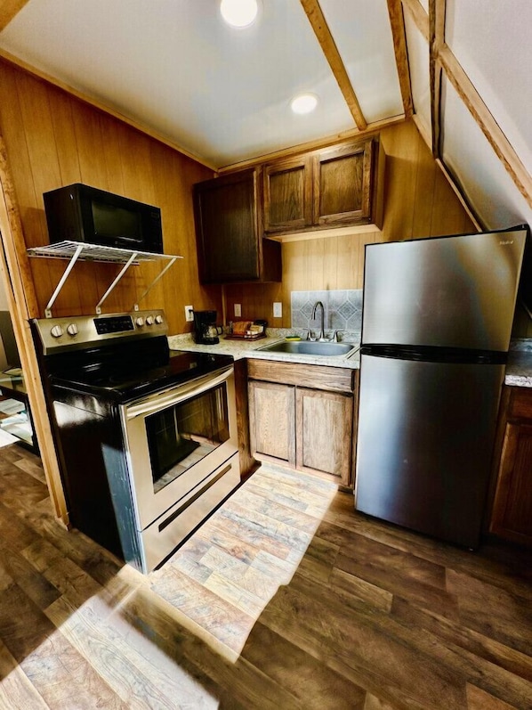 Een koelkast, een microgolfoven, een kookplaat