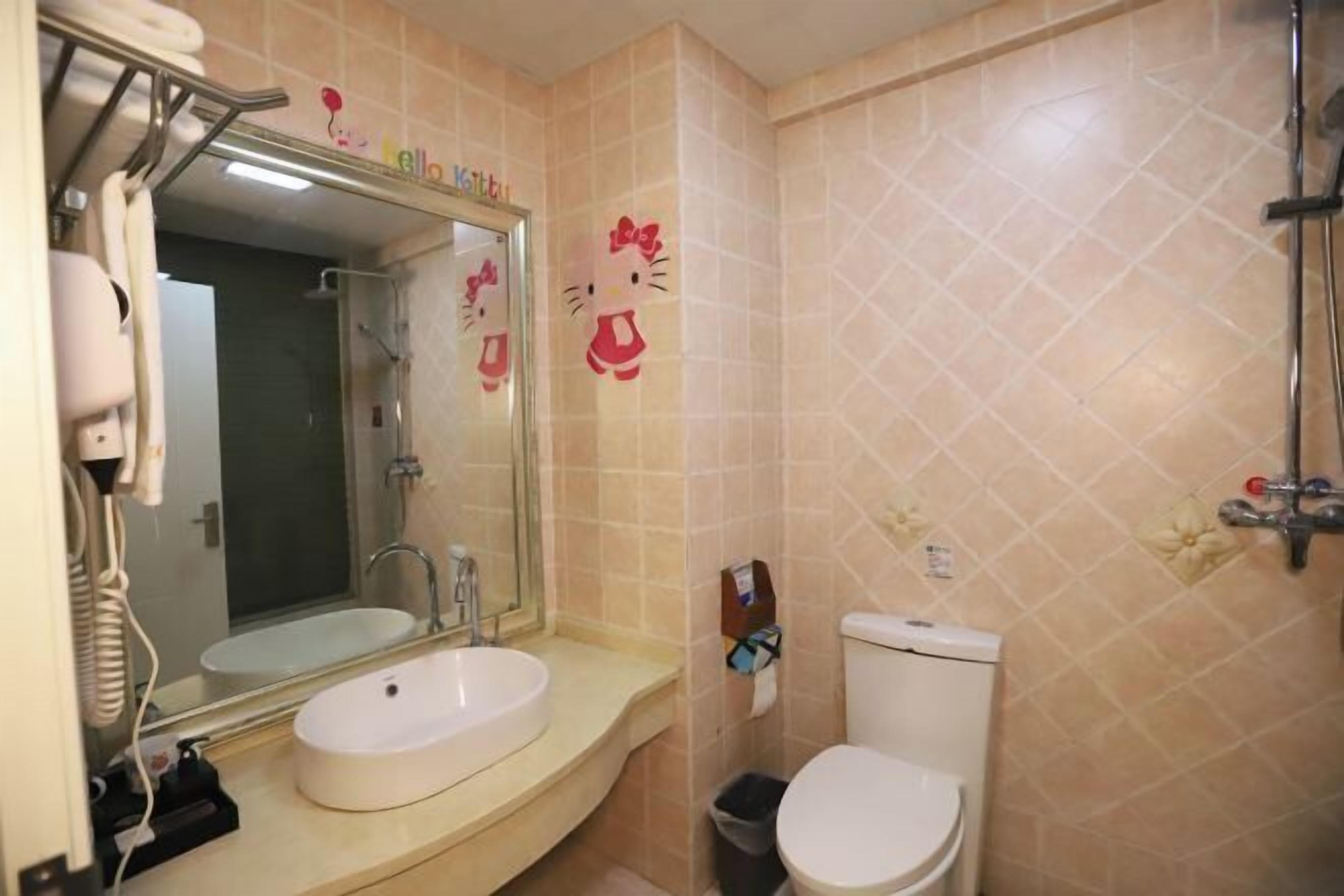 Un baño con lavabo, espejo, inodoro y ducha.