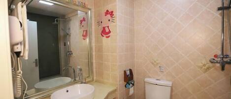Un baño con lavabo, espejo, inodoro y ducha.