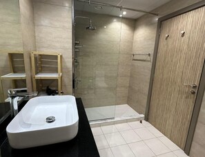 Gemeinsamer Deluxe-Schlafsaal, Gemischter Schlafsaal, Nichtraucher, Strandblick | Badezimmer | Dusche, Seife, Toilettenpapier