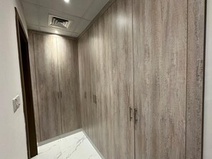 Rideaux occultants, chambres insonorisées, fer et planche à repasser