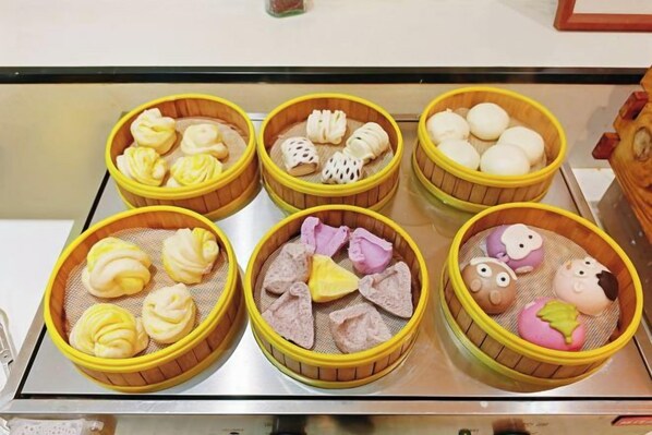 A display of various steamed buns in baskets.