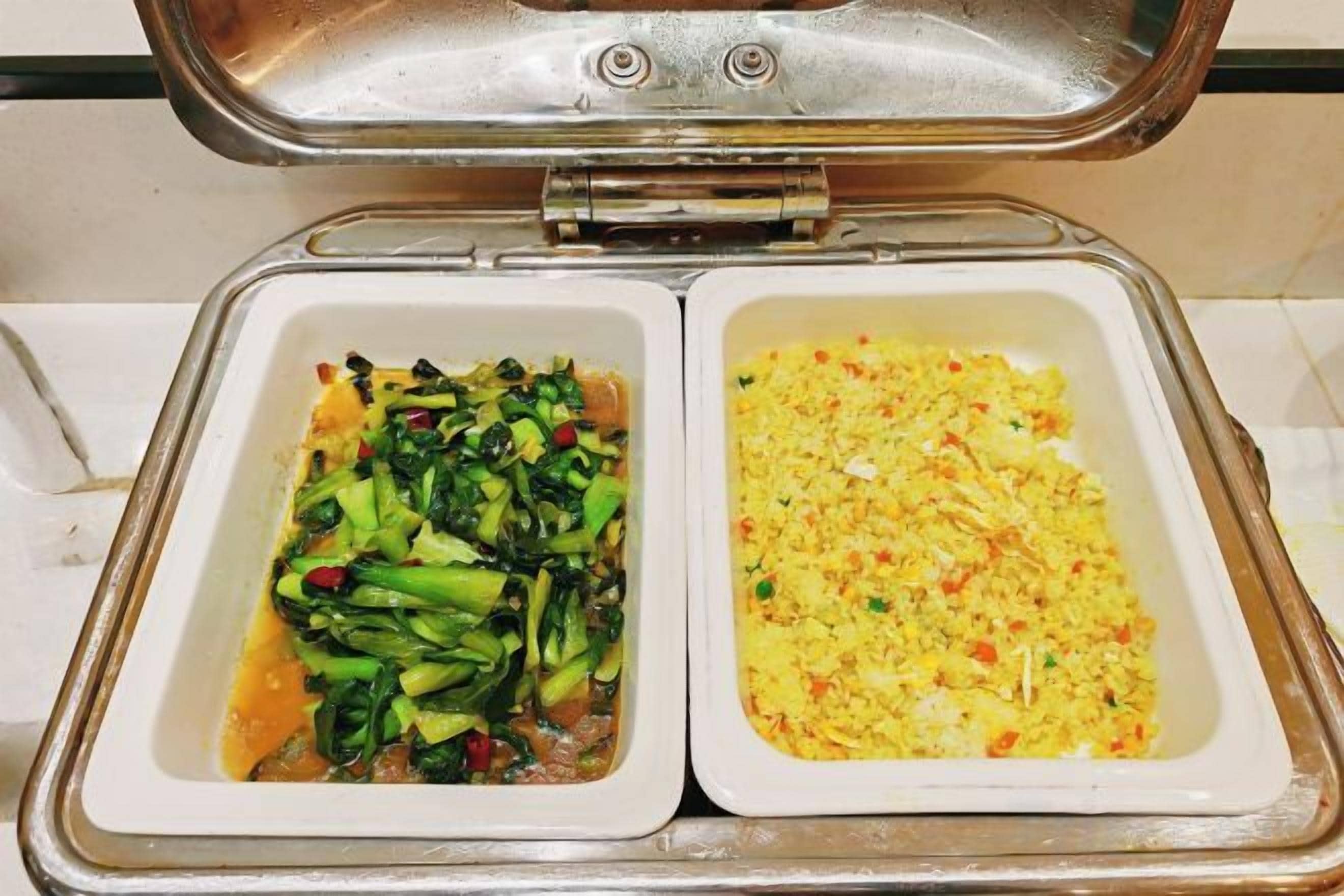 Un repas composé de deux plats, servis dans un plateau compartimenté.