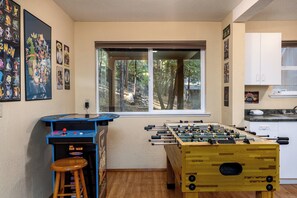 Games room - Sunset Peak Cabin 3BR house in TH with Lake Access-Walk to Downtown (Twain Harte)