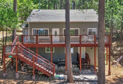 Sunset Peak Cabin 3BR house in TH with Lake Access-Walk to Downtown
