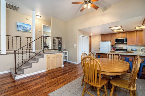 Sunset Peak Cabin 3BR house in TH with Lake Access-Walk to Downtown