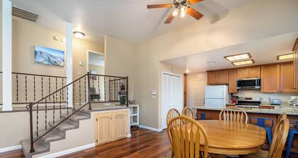 Sunset Peak Cabin 3BR house in TH with Lake Access-Walk to Downtown