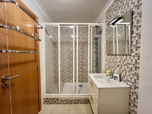 Shower, hair dryer, towels