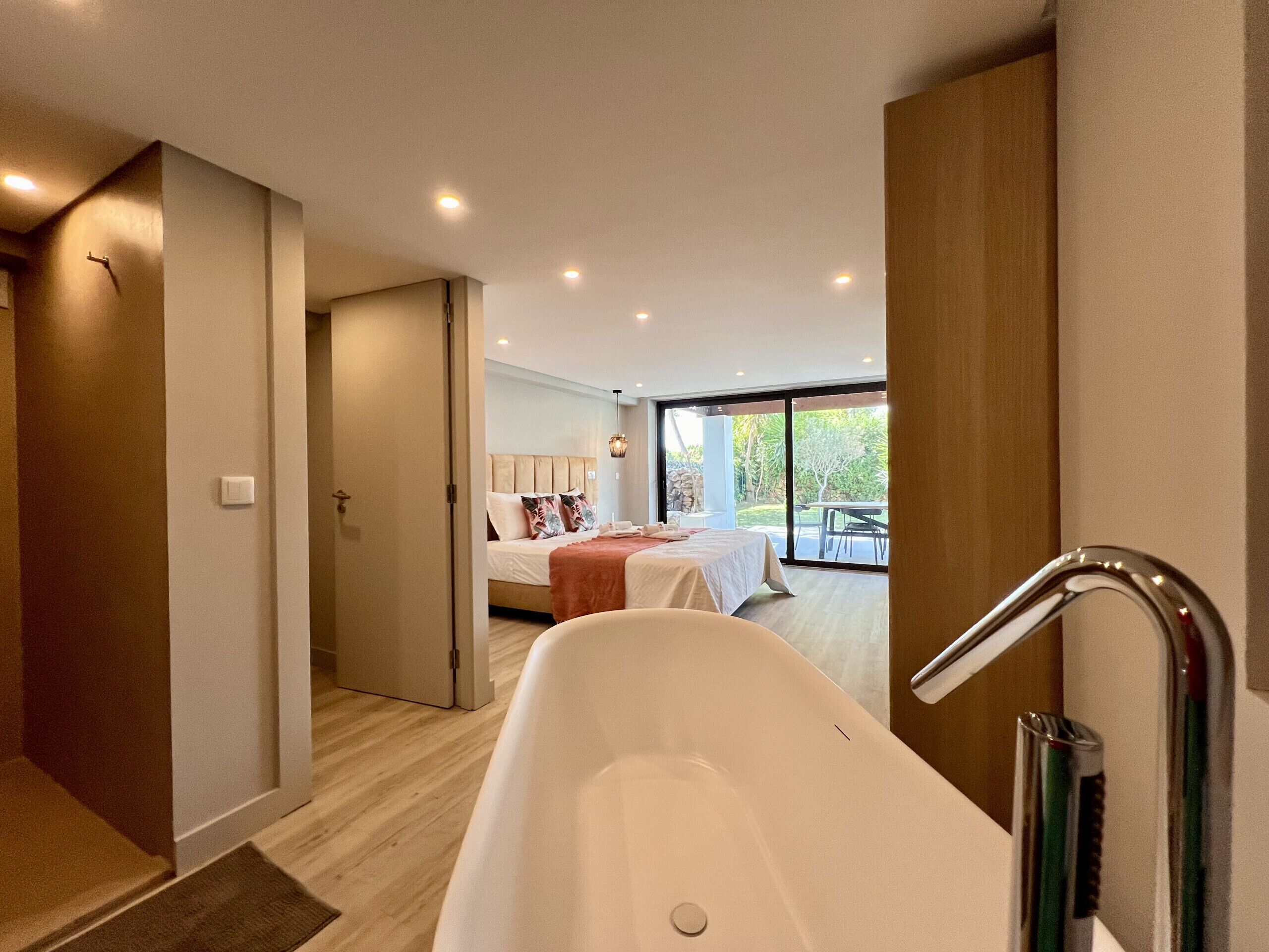 4 bedrooms, iron/ironing board, free WiFi, bed sheets