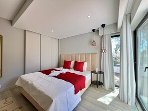 4 bedrooms, iron/ironing board, free WiFi, bed sheets