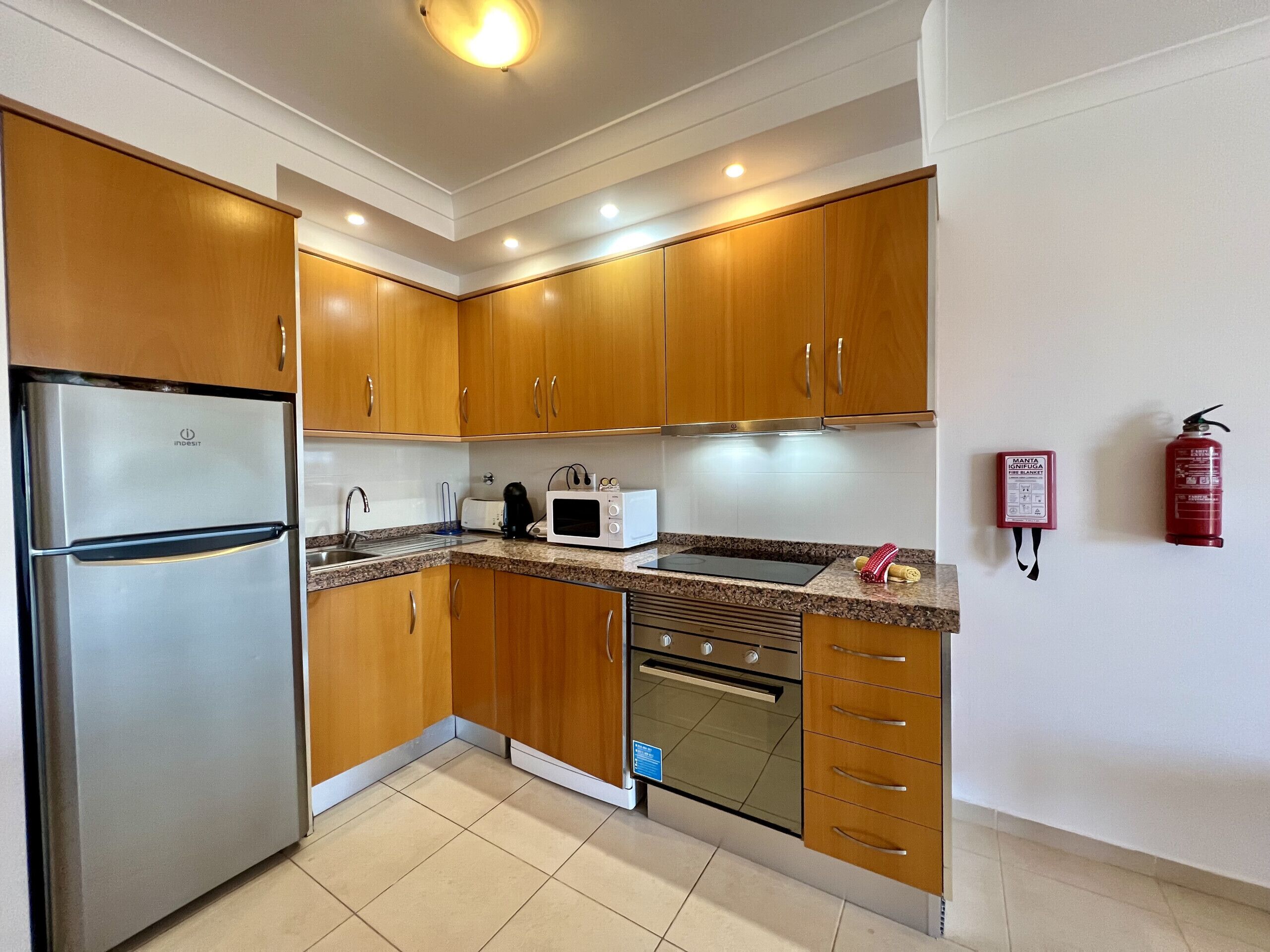 Kühlschrank, Mikrowelle, Ofen, Geschirrspüler