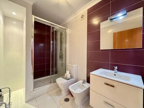 Een douche, handdoeken