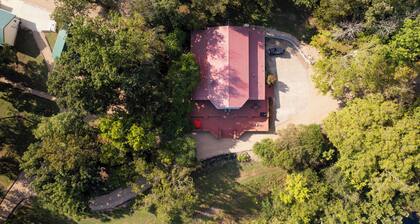 "River's Edge" - Gorgeous 4,600sqft Home with Walk-in River Access