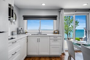 Réfrigérateur, micro-ondes, plaque de cuisson, cafetière/bouilloire