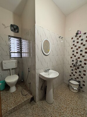 Serviettes fournies, savon, papier toilette