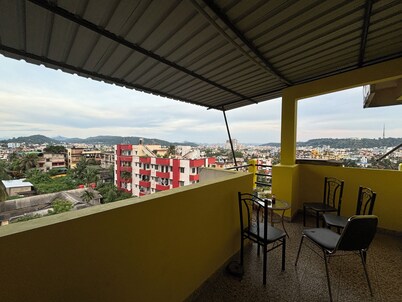 ALPINE HOMESTAY 2-bedroom apartment in lovely Guwahati with WiFi, AC